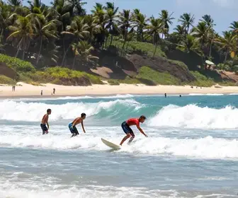 Surf em Alagoas: Aventura e Beleza nas Ondas do Brasil